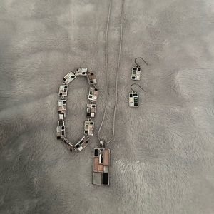 Perfect condition Lia Sophia jewelry set. Smoke free home if that matters!